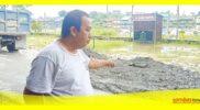 Arifudin Amin warga Jalan Istana menimbun kerusakan jalan akibat dampak pekerjaan Waterfront Sambas
