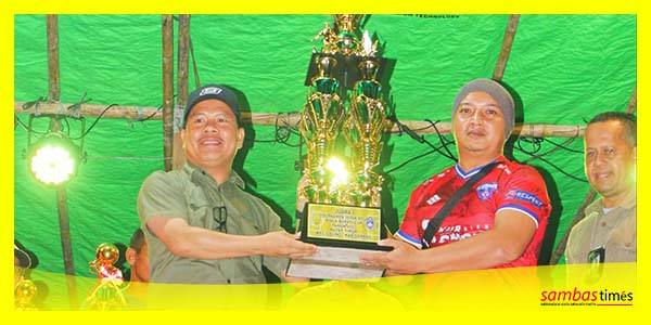 Bupati Sambas Satono menyerahkan Piala kepada Sebadi FC Juara Turnamen Sepakbola Bupati Cup Putat Timur, Sabtu (9/12/2023).