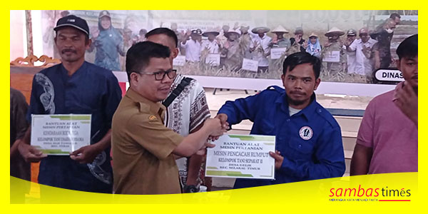 Bupati Sambas Satono menyerahkan bantuan Alsintan kepada Poktan dan Gapoktan, Senin (4/12/2023).