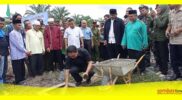 Denny Anggota DPRD Sambas meletakkan batu pertama pembangunan Ponpes Nahdlatus Salikin Makrampai