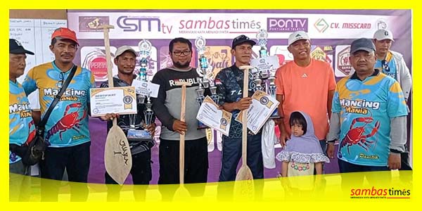 Juara Lomba Mancing Udang se Kabupaten Sambas di Sungai Teberau, Desa Lubuk Dagang mengabadikan momen foto bersama, Minggu (10/12/2023).