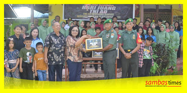 Kodim 1208 Sambas menyerahkan bantuan Sembako kepada Panti Asuhan Eben Haezer Kecamatan Tebas, Rabu (13/12/2023).