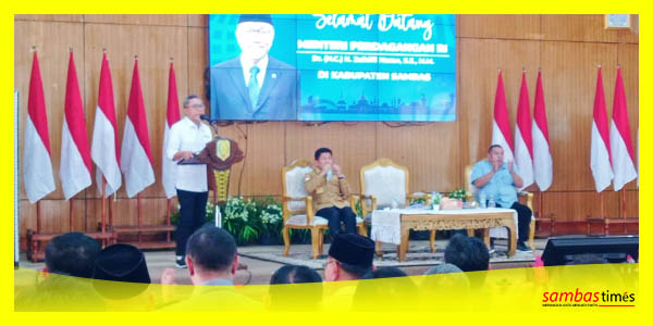 Mendag RI Zulkifli Hasan menginformasikan program pemerintah di Kabupaten Sambas, Senin (18/12/2023) di Aula Utama Kantor Bupati Sambas.