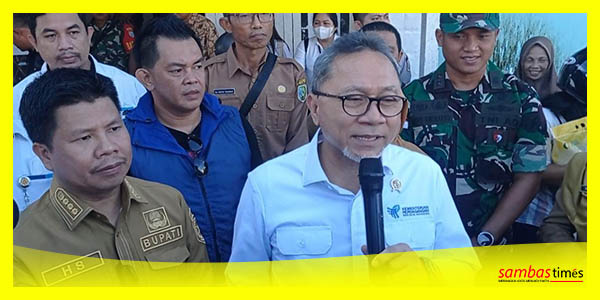 Mendagri Zulkifli Hasan menyampaikan tujuan Kunkernya di Kabupaten Sambas, Senin (18/12/2023) di Pasar Sambas.