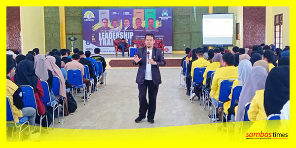 Misni Safari Ketua MABM Kabupaten Sambas memberikan motivasi sebagai pemateri Leadership Training 2023, Sabtu (16/12/2023) di Rumah Melayu Sambas.