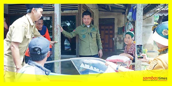 Bupati Sambas Satono bersama Forkopimda menyalurkan bantuan banjir di Dua Desa, Kecamatan Sejangkung, Selasa (16/1/2024).
