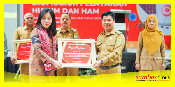 Bupati Sambas Satono menerima penghargaan Kemenkumham Kalbar di Hotel Mercure Pontianak, Selasa (23/01/2024).