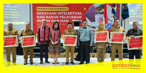 Bupati Sambas Satono saat menerima penghargaan dari Kemenkumham Kalbar yang mendapat apresiasi DPRD Kabupaten Sambas.