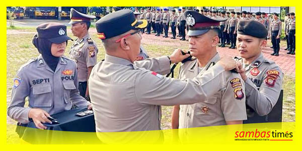 Kapolres Sambas AKBP Sugiyatmo memimpin kenaikan pangkat 38 Personel Polres Sambas, Rabu (3/1/2024) di Halaman Polres Sambas.