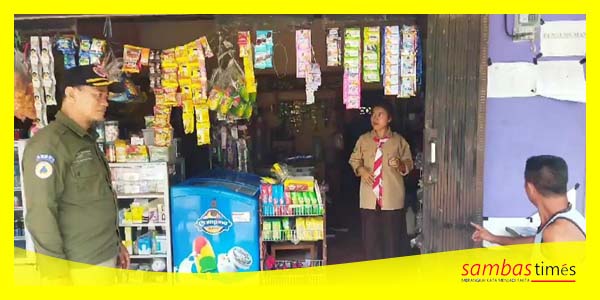 Kepala BPBD Kabupaten Sambas Marjuni saat meninjau lokasi yang sempat tergenang air hujan belum lama ini di Kecamatan Subah.
