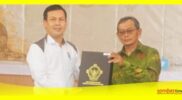 Ketua DPRD Sambas H Abu Bakar SPd I menerima penyearah LHP dari Ketua BPK RI Perwakilan Kalbar Wahyu