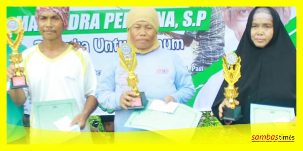 Tiga Juara Turnamen Mancing Ikan air tawar menerima piala dan hadiah dari panitia, Selasa (30/1/2024).