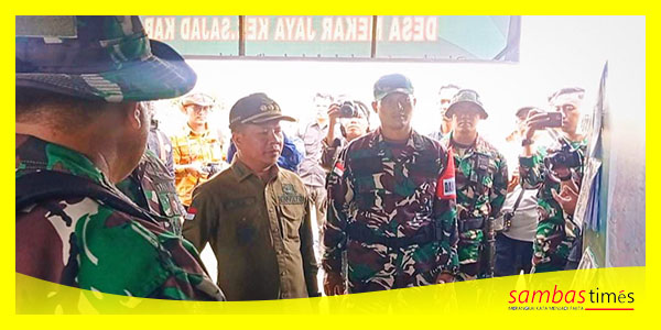 Bupati Sambas Satono didampingi Dandim 1208 Sambas Letkol Czi Priyo Hindrarto meninjau kesiapan TMMD, Selasa (20/2/2024).