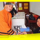 Fadli Amansyah bergaya Naruto memberikan hak pilihnya di TPS 05, Sekura, Kecamatan Teluk Keramat, Kabupaten Sambas, Rabu (14/2/2024).