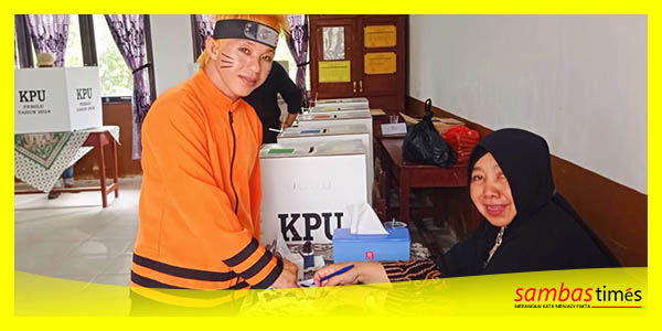 Fadli Amansyah bergaya Naruto memberikan hak pilihnya di TPS 05, Sekura, Kecamatan Teluk Keramat, Kabupaten Sambas, Rabu (14/2/2024).