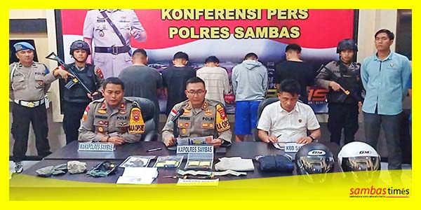 Kapolres Sambas AKBP Sugiyatmo menggelar Press Release dengan menghadirkan terduga pelaku pelemparan kaca mobil, Rabu (28/2/2024) sore di Mapolres Sambas.