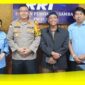 Kapolres bersama Ketua FKUB Kabupaten Sambas foto bersama pada program Sambas Menyapa RRI Sambas, Selasa (27/2/2024).