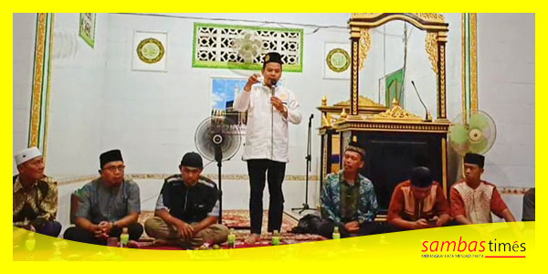 Misni Safari Ketua Alumni AMKS menyampaikan Tausiyah Agama pada KBM AMKS di Kecamatan Salatiga, Kamis (22/2/2024) malam.