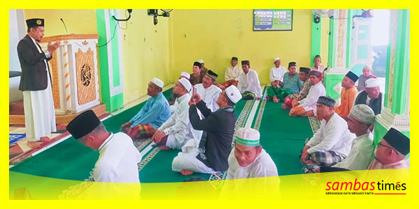Misni Safari Ketua YSRM menyampaikan progres Pembangunan Masjid 1001 Kubah di Masjid Arrohim, Desa Pangkalan Kongsi, Tebas, Jumat (9/1/2024).
