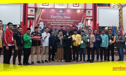 Komisioner KPU Kabupaten Sambas bersama saksi Pemilu 2024 mengabadikan momen foto bersama