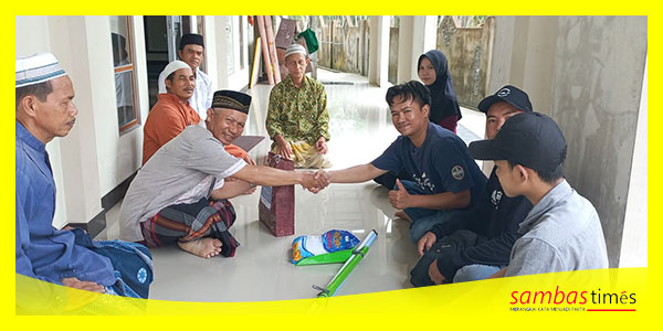 Komunitas pencinta alam menyerahkan bantuan untuk Masjid pada Bulan Suci Ramadan 1445 Hijriah, Selasa (12/3/2024).