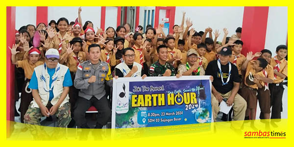 Kwarran Sajingan Besar bersama MOP, Peserta dan Forkopimcam mengabadikan momen foto bersama pada kampanye Earth Hour di Kecamatan Sajingan.