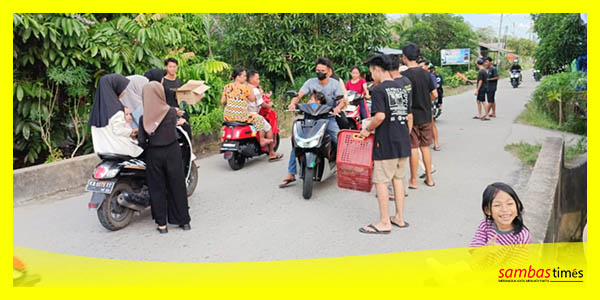Pemuda Sulayta Desa Tri Mandayan membagikan takjil kepada pengendara jalan raya, Minggu (31/3/2024).