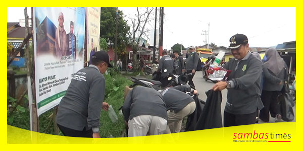 Program GAS KAN dilakukan dengan mengambil sampah di areal Lapangan Tenis dan Kantor PKK Kabupaten Sambas, Jumat (8/3/2024).