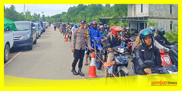 Antrian panjang kendaraan menuju objek wisata pantai Temajuk, di Dermaga Ceremai, Kecamatan Paloh, Kabupaten Sambas.