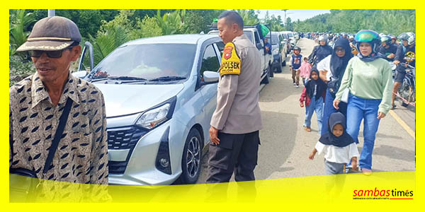 Kapolsek Paloh AKP Joko Kuswanto turun langsung mengurai kemacetan antrean penyeberangan di Dermaga Ceremai, Sabtu (13/4/2024).