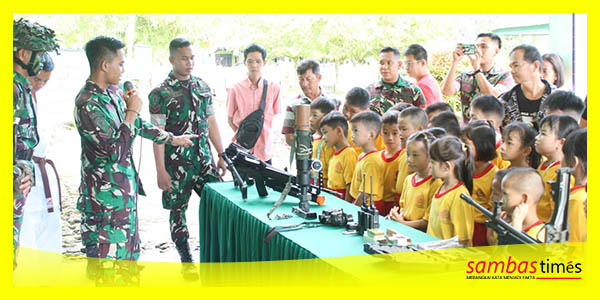 Personel Kipan B Yonif 645 Gty memperkenalkan tupoksi TNI kepada para pelajar, Jumat (26/4/2024).