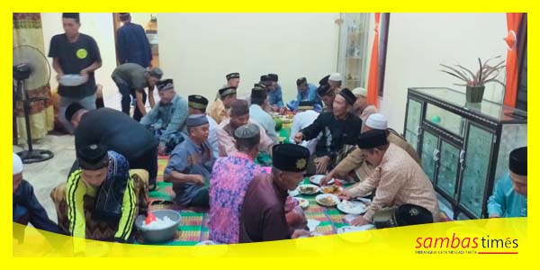 Suasana buka puasa bersama Tim Safari YSRM dan pengurus DKM Baitul Redho, Desa Gapura, Senin (8/5/2024).