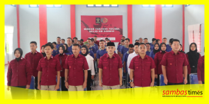 Karutan Sambas Luhur Prasaja menyerahkan SK Remisi Khusus Idul Fitri 1445 Hijriah secara simbolis kepada warga binaan, Selasa (9/4/2024).