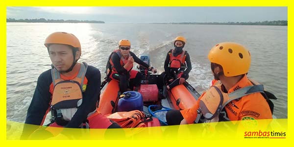 Tim SAR Gabungan terus melakukan pencarian korban hilang di Sungai Sambas Besar, Minggu (28/4/2024).