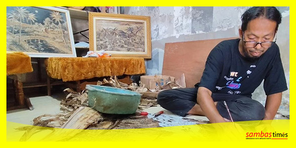 Harianto memperlihatkan kreativitas melukis menggunakan pelepah pisang sebagai wadah lukisan, Rabu (22/5/2024).