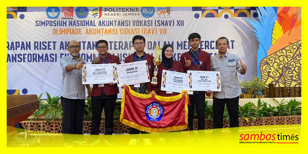 Mahasiswa Poltesa didampingi Dosen Pembimbing mengabadikan moment juara OAV Tahun 2024, di Politeknik Jember, Provinsi Jawa Timur.