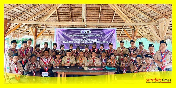 Peserta TOT Pelatihan Kwarcab Sambas mengabadikan momen foto bersama di Objek Wisata Danau Sebedang.