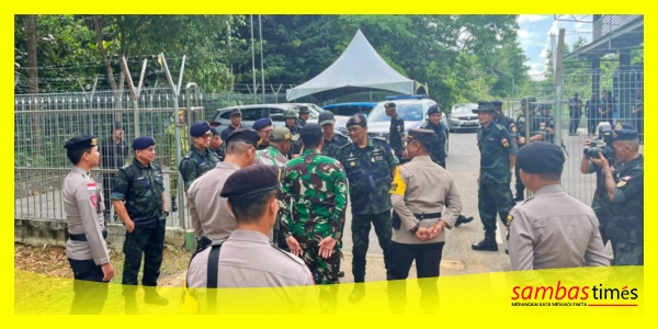 Suasana kunjungan Komander BDE Tengah PGA Malaysia di perbatasan Indonesia - Malaysia di Temajuk, Kecamatan Paloh, Kabupaten Sambas.