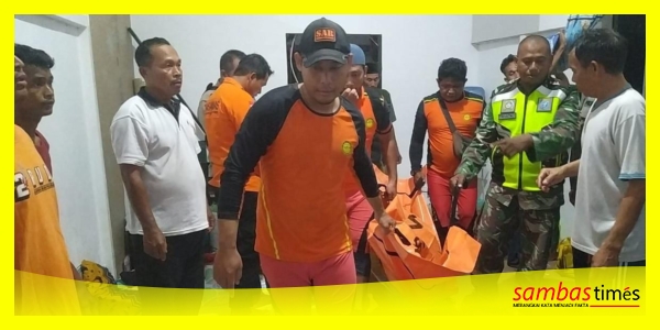 Tim Sar Gabungan membawa jenazah bocah tenggelam di Sungai Sejangkung, Senin (30/24/2024) malam.