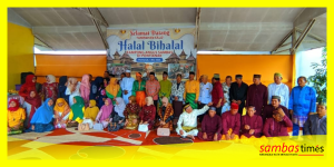 Warga Kampung Agus di Pontianak mengabadikan momen foto bersama usai memperingati Halal Bihalal di Pontianak.
