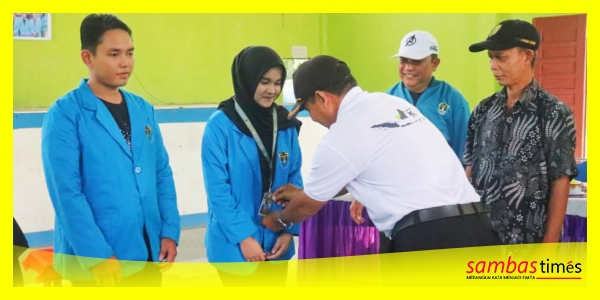Kades Sayang Sedayu menyematkan tanda peserta perwakilan mahasiswa KKL IAIN Pontianak, Jumat (26/7/2024) di Desa Sayang Sedayu.