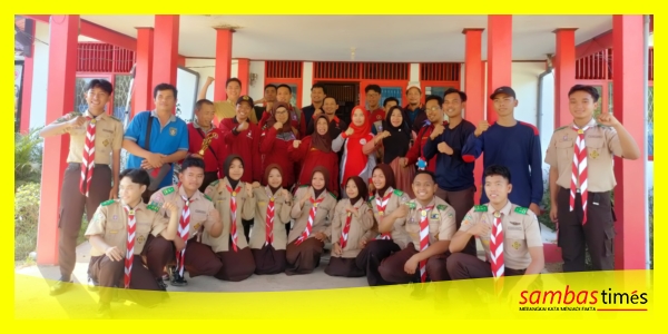 Kwarran Salatiga dan Kwarda Sambas mengabadikan momen foto bersama di Kantor Camat Salatiga, Sabtu (27/7/2024).