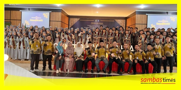 Siswa lulusan MAN IC Sambas mengabadikan momen foto bersama guru di MAN IC Sambas.