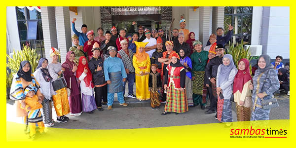 Direktur Poltesa bersama dosen menggunakan pakaian adat Nusantara usai upacara HUT RI ke-79 di Halaman Poltesa, Sabtu (17/8/2024).