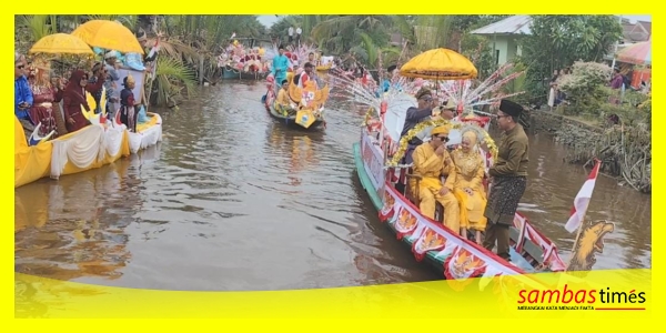 Suasana Karnaval Perahu Hias yang dilaksanakan Pemerintah Desa Semparuk, Rabu (21/8/2024) di Sungai Terusan Semparuk.
