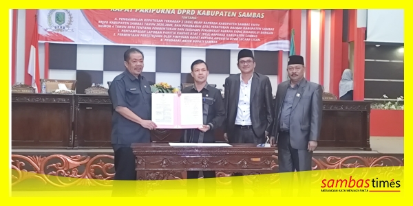 Ketua DPRD Sambas Abu Bakar bersama Sekda Sambas Ferry Madagaskar didampingi Wakil Ketua DPRD Sambas Ferdinan dan Sehan A Rahman, Jumat (23/8/2024).