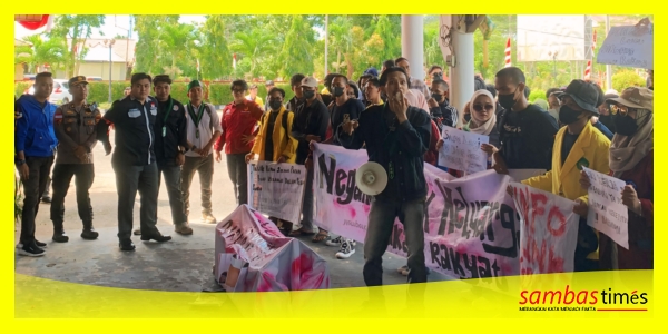 Dokumentasi Luffi saat menggelar aksi demonstrasi di DPRD Sambas.