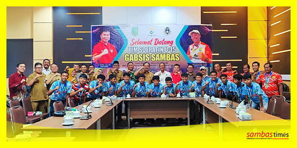Tim Gabsis Sambas mengabadikan momen foto bersama usai acara penyambutan karena berhasil menjadi Runner Up Piala Soeratin, belum lama ini di Sambas.