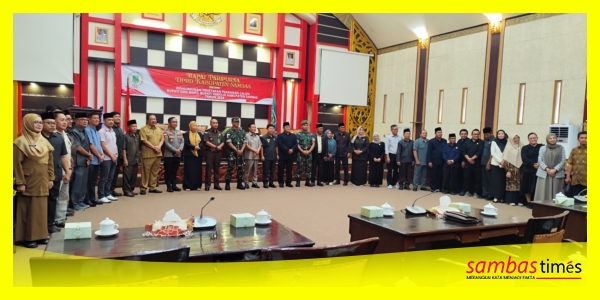 DPRD Kabupaten Sambas bersama Forkopimda dan undangan terkait mengabadikan foto bersama Bupati dan Wakil Bupati Sambas terpilih, Selasa (14/1/2025) di Ruang Sidang Utama Kantor DPRD Sambas.