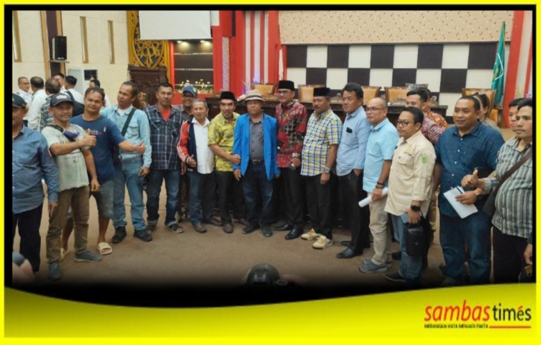Ferdinan Sholihin Wakil Ketua DPRD Sambas saat menerima aspirasi Massa GEMPAR ke Kantor DPRD Sambas, Rabu (12/2/2025).